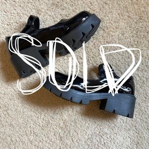 Black platform shoes. lolita/
docs/loafer/brogues LOOKING shoes.